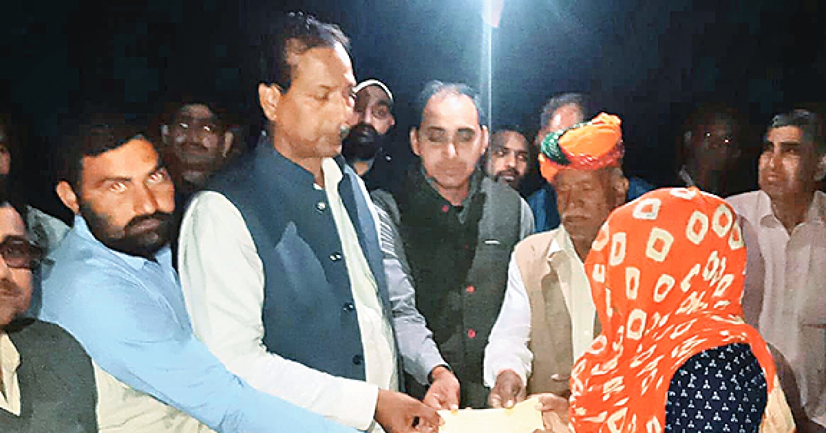 Gudha hands over ₹5L to deceased truck driver’s wife